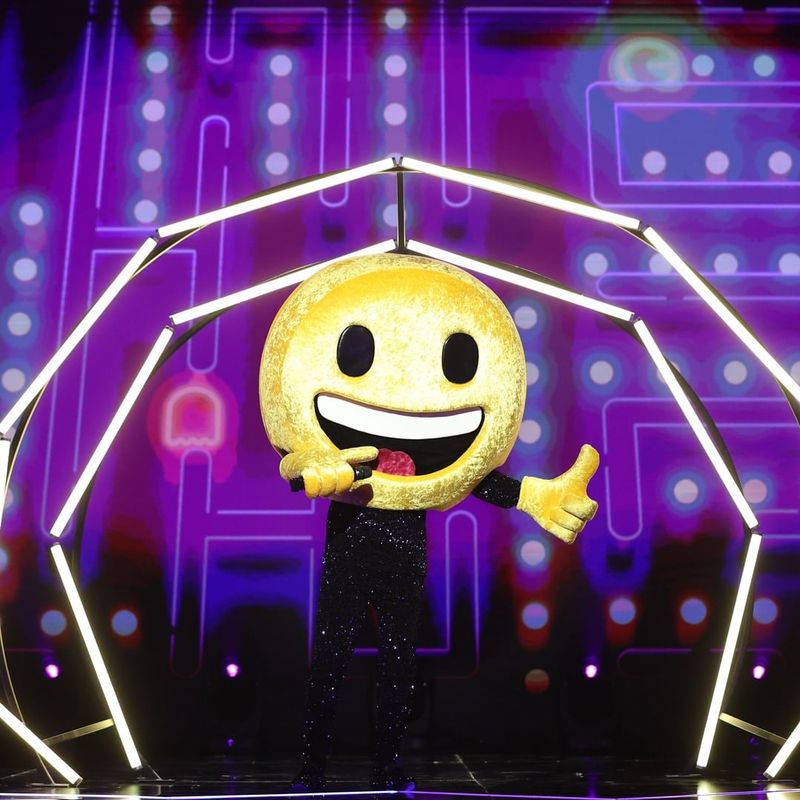 Masked Singer 2021. Cine s-a aflat &icirc;n spatele măștii EMOJI, demascată &icirc;n a doua ediție a emisiunii