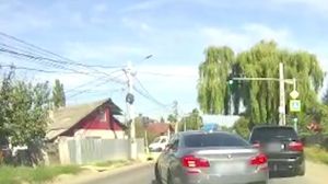 Un șofer a lovit intenționat o altă mașină pe un drum din Iași