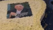 Sute de coroane albe si lumânări stau alături de sicriul manelistului