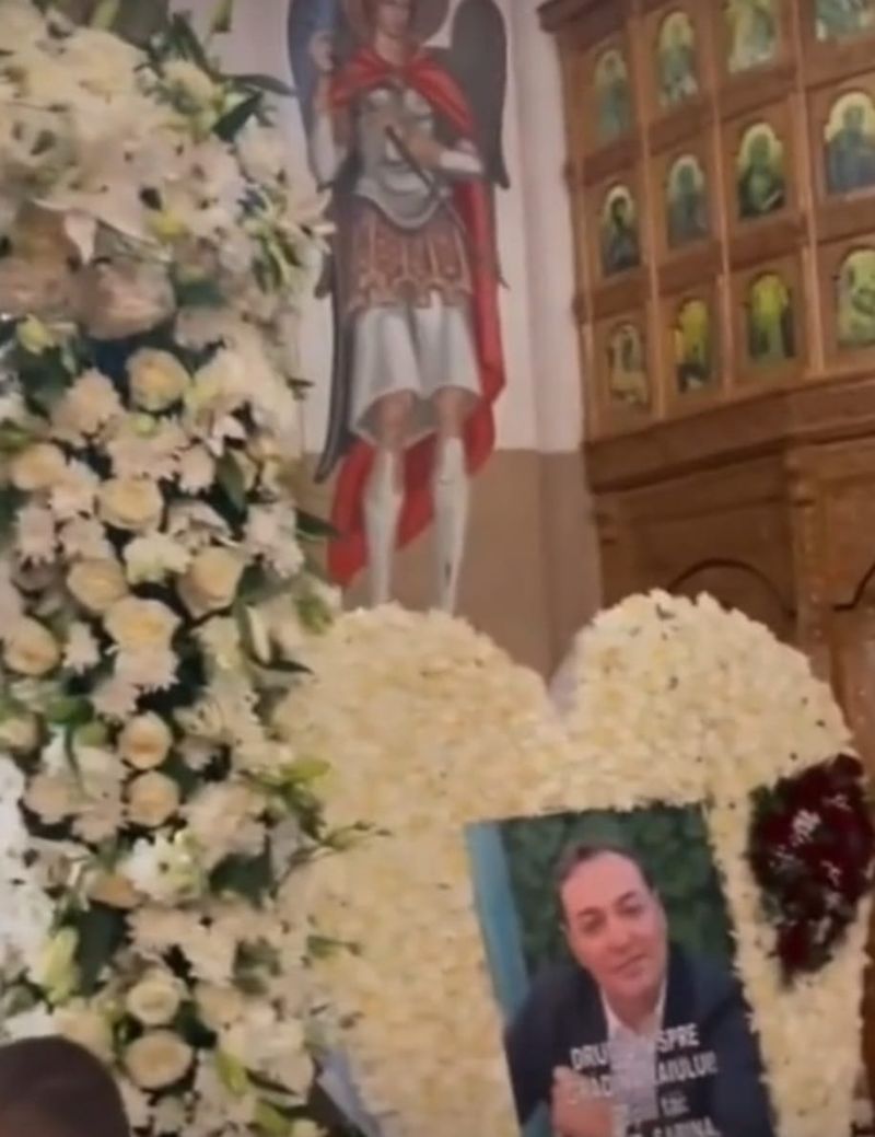 Întreaga capelă unde este depus sicriul cu trupul neînsuflețit al lui Petrică Cercel este decorată cu flori albe și coroane