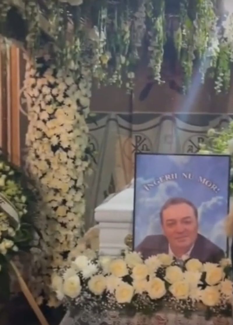 Sicriul cu trupul neînsuflețit al lui Petrică Cercel, înconjurat de mii de flori albe