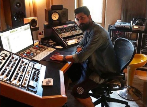 Onur Tuna, în studioul său de înregistrări Onur Tuna are propriul său studio de înregistrări