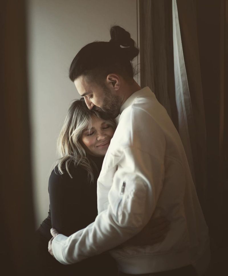 Gina a recunoscut că indiferența lui Smiley a atras-o, mai ales modul în care făcea pe inabordabilul