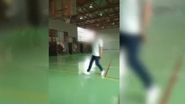 Unul dintre angajați a dansat pe manele și a jonglat cu o minge de baschet