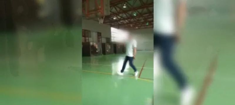 Unul dintre angajați a dansat pe manele și a jonglat cu o minge de baschet