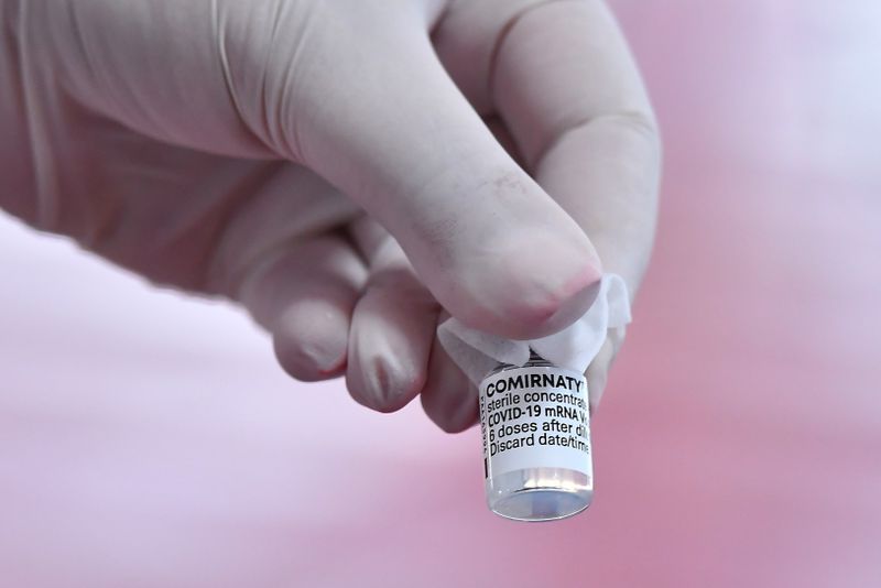 România va începe vaccinarea cu a treia doză