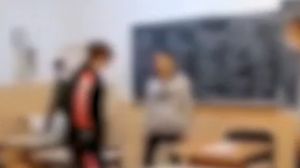 Elev bătut la școală de alți colegi Elev bătut la școală de alți colegi