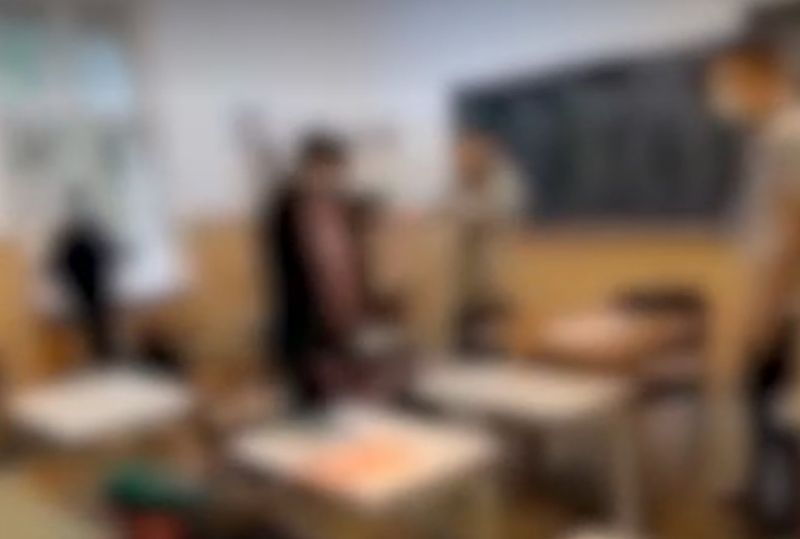 Elev bătut la școală de alți colegi Elev bătut la școală de alți colegi
