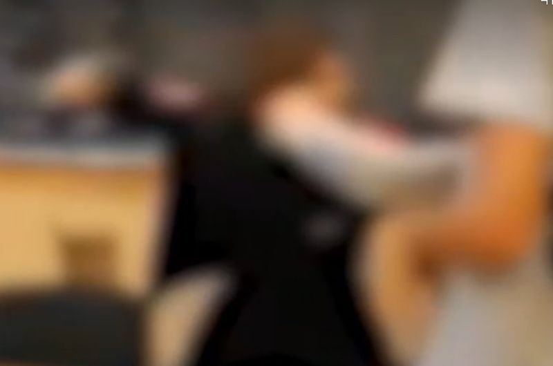 Elev bătut la școală de alți colegi Elev bătut la școală de alți colegi