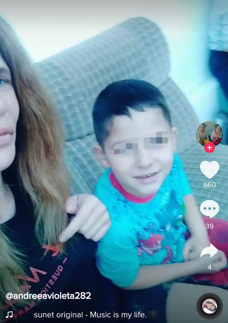 Mama gemenilor din Ploiești s-a filmat pe manele, alături de fiul ei cel mare