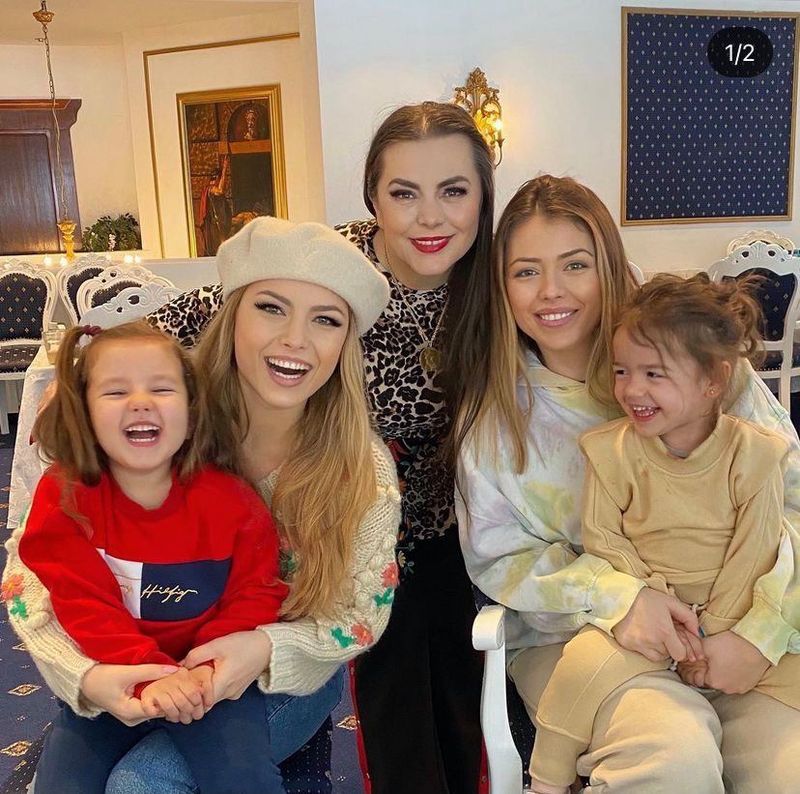 Elena Gheorghe, alături de mama, sora și copii