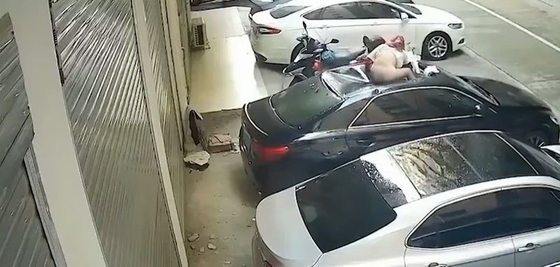 T&acirc;năra este &icirc;n dureri groaznice după impactul cu plafonul mașinii 