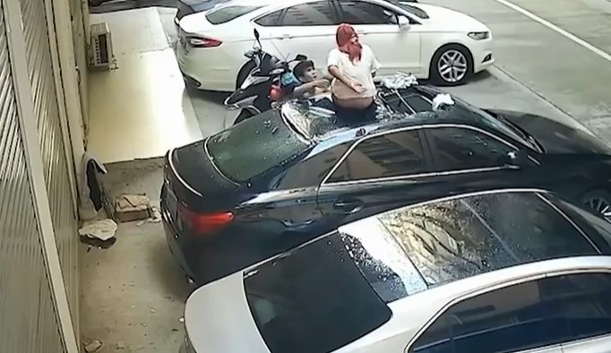 Momentul &icirc;n care t&acirc;nărul vine să-și salveze iubita&nbsp;