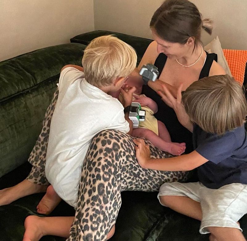 Adela Popescu &icirc;ncearcă să facă față situației cu 3 copii