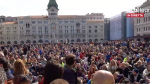 Peste zece mii de oameni s-au adunat în Portul italian Trieste pentru a protesta împotriva obligativității introducerii certificatului verde
