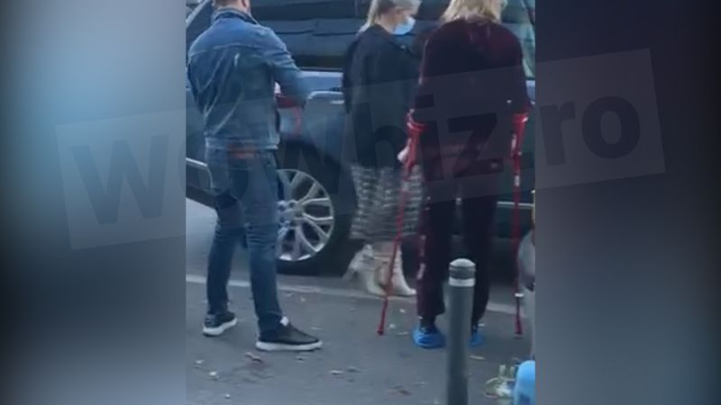 Valentina Pelinel, în cârje la ieșirea din spital! Imaginile care arată că soția lui Borcea are mari probleme de sănătate