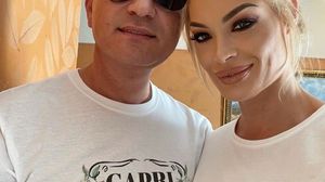 EXCLUSIV! Valentina Pelinel, în cârje la ieșirea din spital! Imaginile care arată că soția lui Borcea are mari probleme de sănătate