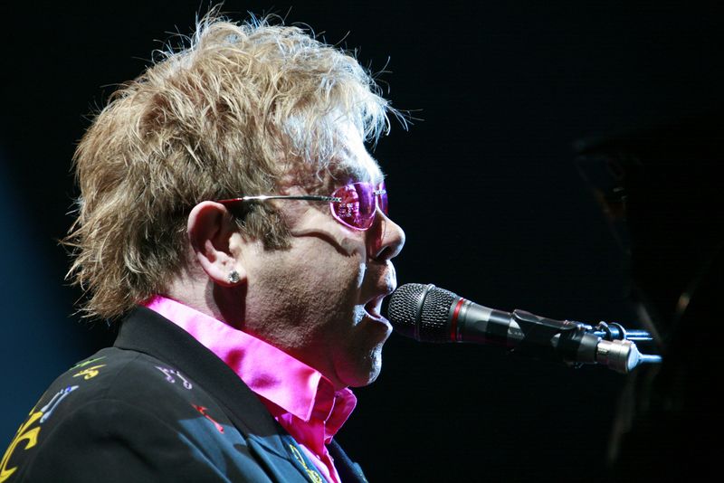  Elton John, revenire spectaculoasă în topurile britanicilor, după o pauză de 16 ani. 