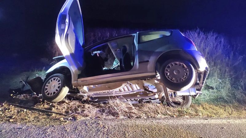 Mașina a intrat într-un cap de pod, iar doi dintre pasageri au murit pe loc