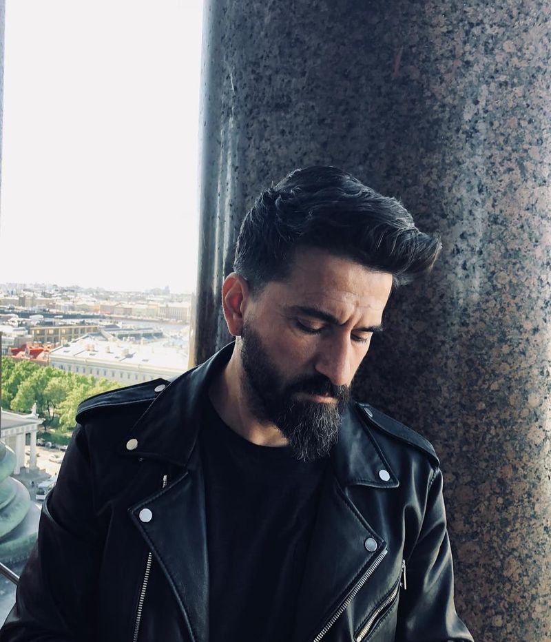 Tibi Clenci Tibi Clenci s-a îndrăgostit de soția lui pe vremea când era student