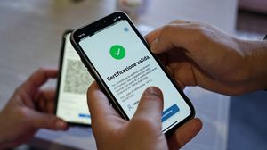 Cum poți verifica dacă un certificat verde este valid? STS pune la dispoziție o aplicație de scanare a codurilor QR