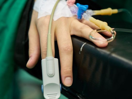 Medicii bănuiesc că bărbatul, care a murit de COVID-19, avea certificat fals de vaccinare