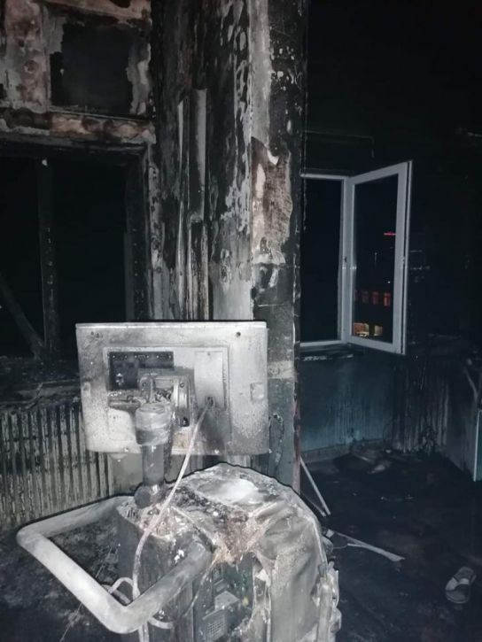Cauza oficială a incendiul o reprezintă o candelă lăsată nesupravegheată