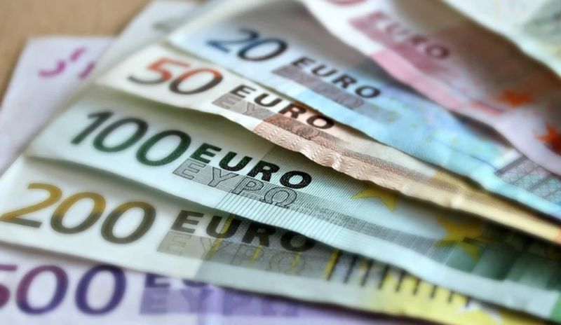 Curs valutar BNR, joi, 4 noiembrie 2021. Cotațiile pentru pricipalele monede: Euro, Dolar, Lira sterlină şi Francul elveţian