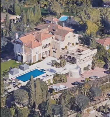 TOP 10 cele mai luxoase case de vedete. Angelina Jolie are un adevărat castel, dar stai să vezi ce are în curte Lionel Messi. Imagini fabuloase