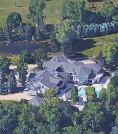 TOP 10 cele mai luxoase case de vedete. Angelina Jolie are un adevărat castel, dar stai să vezi ce are în curte Lionel Messi. Imagini fabuloase