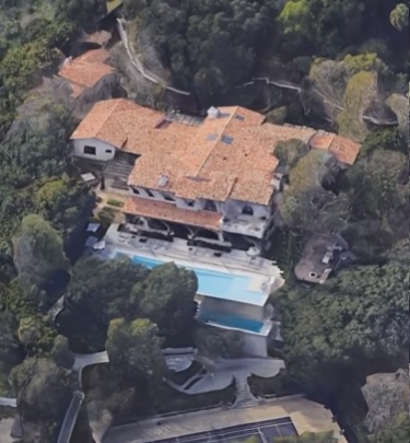 TOP 10 cele mai luxoase case de vedete. Angelina Jolie are un adevărat castel, dar stai să vezi ce are în curte Lionel Messi. Imagini fabuloase