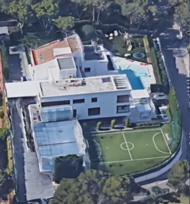 TOP 10 cele mai luxoase case de vedete. Angelina Jolie are un adevărat castel, dar stai să vezi ce are în curte Lionel Messi. Imagini fabuloase