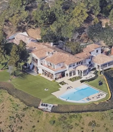 TOP 10 cele mai luxoase case de vedete. Angelina Jolie are un adevărat castel, dar stai să vezi ce are în curte Lionel Messi. Imagini fabuloase