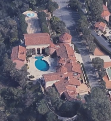 TOP 10 cele mai luxoase case de vedete. Angelina Jolie are un adevărat castel, dar stai să vezi ce are în curte Lionel Messi. Imagini fabuloase