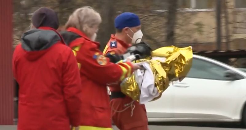 Un tată și-a înjunghiat fetițele gemene de nici trei luni, la Roman