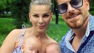Alina și Ilan Laufer sunt epuizați de când au venit pe lume gemenii