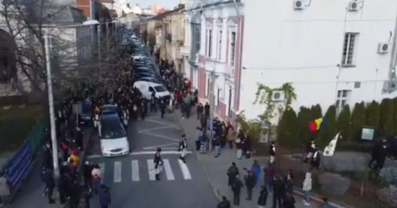Cortegiul funerar în drum spre biserică 