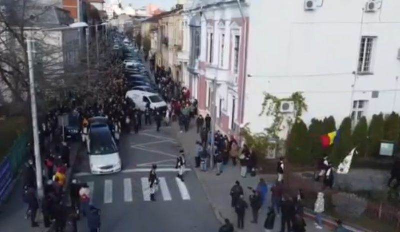 Cortegiul funerar &icirc;n drum spre biserică 