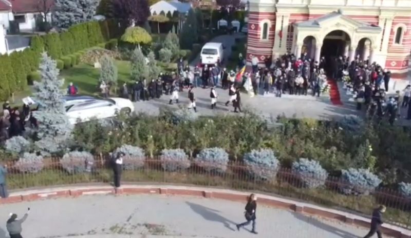 Cortegiul funerar &icirc;n drum spre biserică