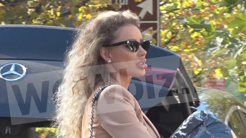 EXCLUSIV! &quot;Furnicuța&quot; Bianca Drăgușanu muncește încontinuu, dar nu se neglijează! Îmbrăcată la patru ace, vedeta cară un sac negru pe străzile din Capitală
