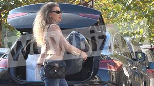 EXCLUSIV! "Furnicuța" Bianca Drăgușanu muncește încontinuu, dar nu se neglijează! Îmbrăcată la patru ace, vedeta cară un sac negru pe străzile din Capitală