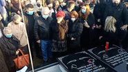 Surorile artistului au fost îngenuncheate de durere