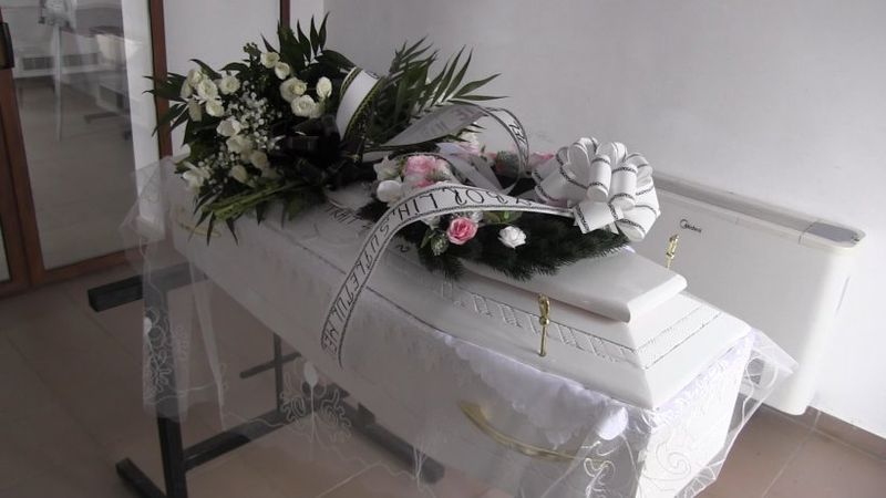 Zeci de flori au atârnat pe sicriul micuței