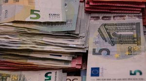 O femeie din Italia a picat în plasa unui român. Bărbatul a lăsat-o fără 30.000 de euro, după ce i-a promis că o va scăpa de blesteme: "Dacă nu te eliberezi de spiritele malefice, tatăl tău va muri!"