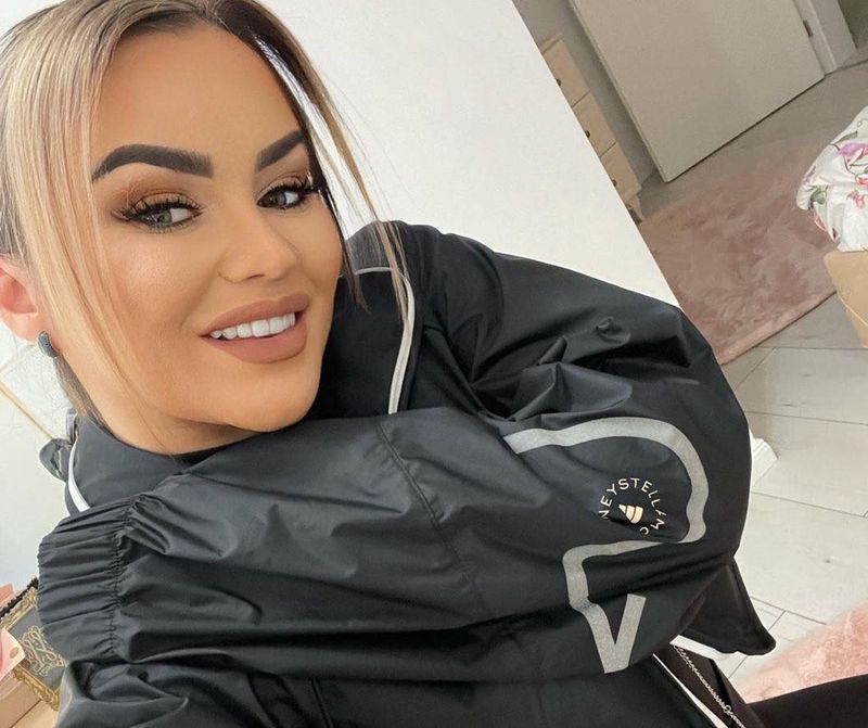 EXCLUSIV! Carmen de la Sălciua a tăcut până acum și nu a dat curs acuzațiilor făcute de fosta soție a iubitului său. Artista, replică tăioasă pentru femeia care nu o lasă în pace: &quot;Nici nu vreau să-i pronunț numele&quot;