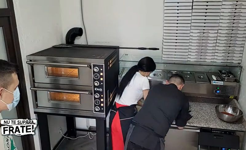 Bianca și Cristian Comănici au învățat cum se prepară corect o pizza