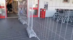 Un supermarket din Râmnicu Sărat a amplasat garduri metalice pentru nevaccinați
