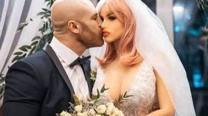 Un culturist și-a petrecut luna de miere alături de cea de-a doua soție, o păpușă gonflabilă! Yuri Tolochko: "Atât de romantică încât o consider și o lună de miere"