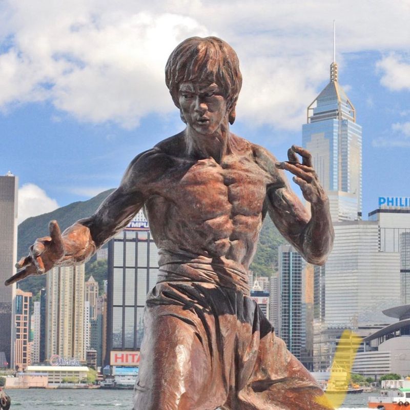 Statuia lui Bruce Lee din Hong Kong Renumitul „pumn de 1 inch” al lui Bruce Lee