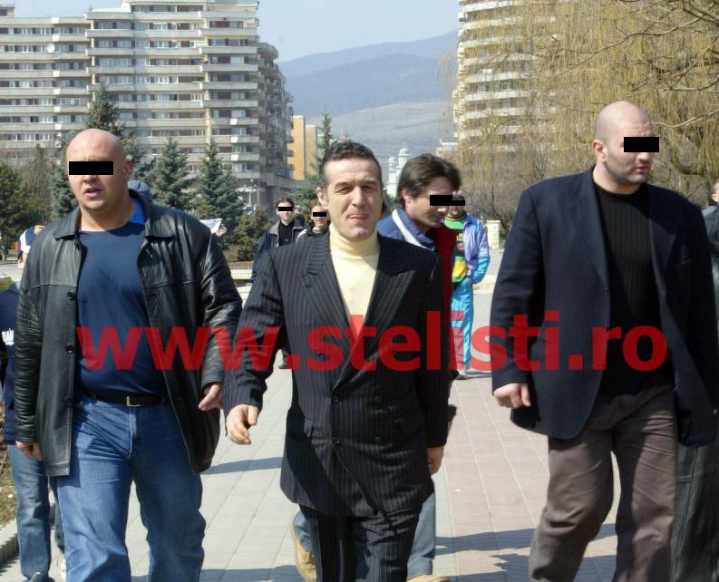 Gigi Becali, însoțit de bodyguarzii săi Gigi Becali